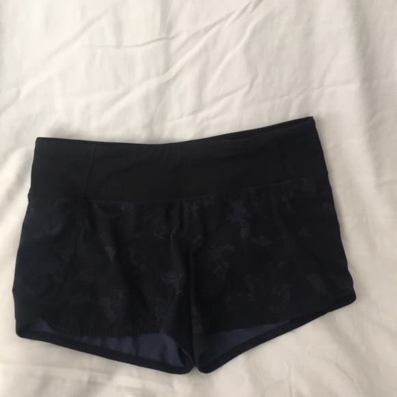 Lululemon run time ll 4” short size 6 - Picture 6 of 9